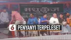 Saking semangatnya menghibur para tamu, penyanyi ini tak melihat ada speaker monitor di belakangnya yang membuat ia terjatuh.