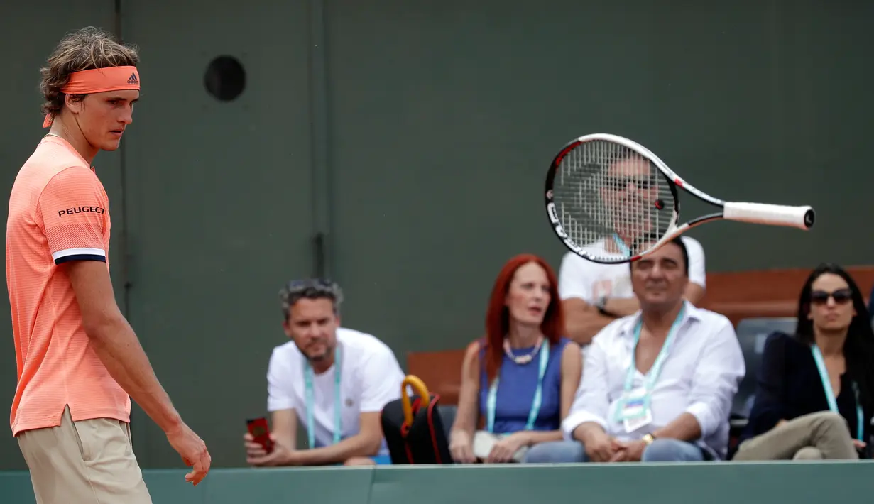Petenis Jerman, Alexander Zverev melempar raketnya ketika frustasi melawan petenis Serbia, Dusan Lajovic pada babak kedua Prancis Terbuka di Stade Roland Garros, Rabu (30/5). Zverev menang dengan skor 2-6, 7-5, 4-6, 6-1, dan 6-2. (AP/Alessandra Tarantino)