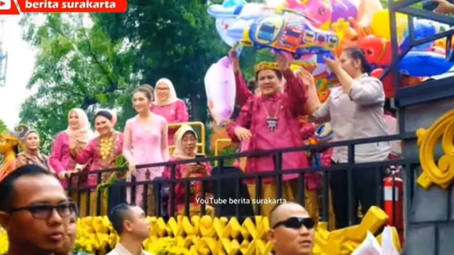 Gaya Selvi Ananda Dampingi Iriana Jokowi Naik Kendaraan Pawai, Anggun dengan Kebaya Pink dan Kain Jarik.  foto; Youtube berita surakarta