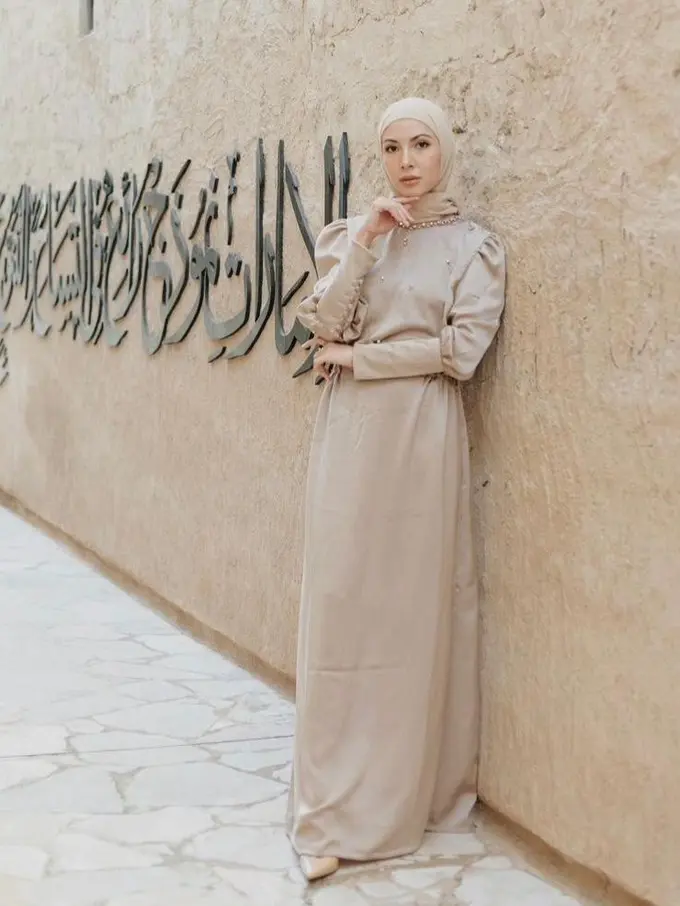 10 Inspirasi Model Baju Gamis Lebaran Simpel dan Elegan ala Seleb, Zaskia Sungkar-Lesti Kejora