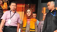 Wali Kota Tegal Siti Masitha berjalan menuju mobil tahanan seusai diperiksa penyidik KPK di Jakarta, Rabu (30/8). Bunda Sitha resmi ditahan usai ditetapkan sebagai tersangka kasus suap terkait proyek kesehatan di Pemkot Tegal. (Liputan6.com/Helmi Afandi)