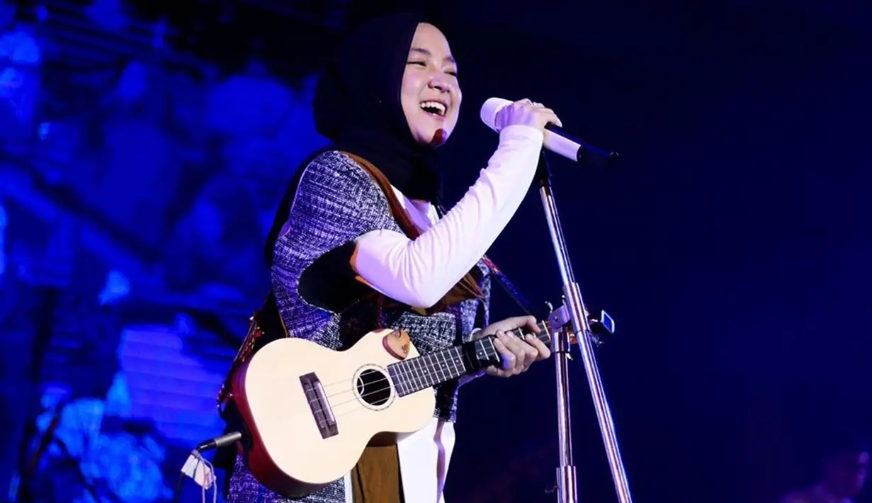 Bahkan, di beberapa kesempatan Nissa Sabyan juga turut mengggunakan ukulele saat berada di atas panggung. Tentu saja penampilannya saat bernyanyi sekaligus bermain alat musik ini jadi sorotan. (Liputan6.com/IG/@nissa_sabyan)
