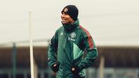 Gelandang bertahan MU yang masih diterpa cedera, Casemiro, hadir dalam sesi latihan yang berlangsung di Carrington, Manchester, Selasa (12/12/2023) dini hari WIB. (X/Manchester United)