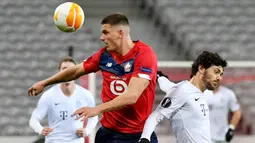 Sven Botman (Lille) - Salah satu sosok yang membuat Les Dogues tampil superior musim ini adalah kehadiran Sven Botman di lini pertahanan. Botman mampu membuat Lille menjadi tim yang paling sedikit kebobolan dan sekaligus menyingkirkan PSG dalam perburuan gelar juara Liga Prancis. (AFP/Denis Charlet)