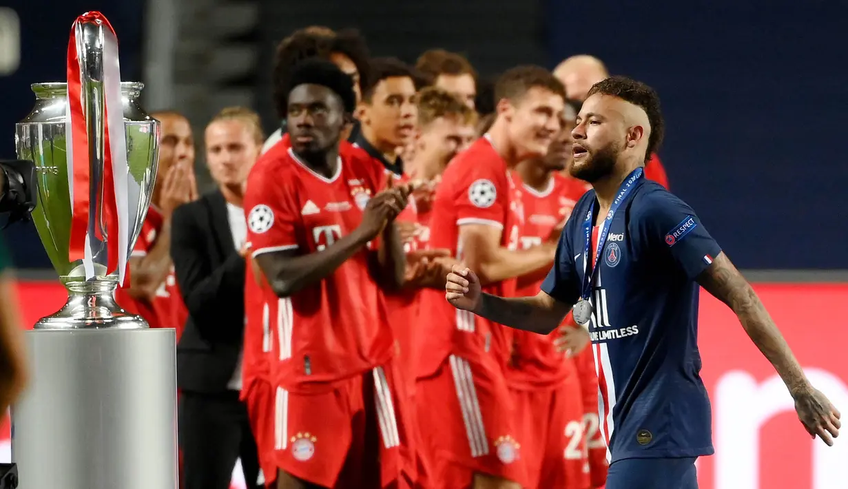 Striker Paris Saint-Germain, Neymar, tampak sedih usai ditaklukkan Bayern Munchen pada laga final di Stadion The Luz, Portugal, Senin (24/8/2020). Kekalahan ini membuat PSG gagal meraih gelar Liga Champions pertamanya. (AFP/Lluis Gene,Pool)
