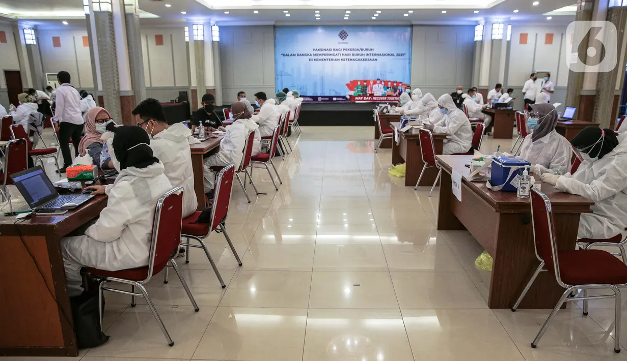 Suasana vaksinasi COVID-19 untuk para pekerja di Gedung Kemenaker, Jakarta, Selasa (4/5/2021). Vaksinasi ini juga sebagai salah satu upaya pemerintah melindungi kesehatan pekerja sehingga dapat bekerja dengan baik. (Liputan6.com/Faizal Fanani)