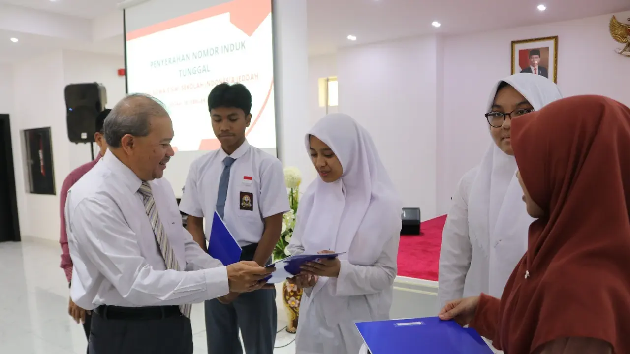 Siswa penerima layanan bersama Eko Hartono