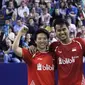 Ganda campuran Indonesia, Tontowi Ahmad/Liliyana Natsir, merayakan keberhasilan menjuarai Prancis Terbuka Super Series 2017, Minggu (29/10/2017). (PBSI)