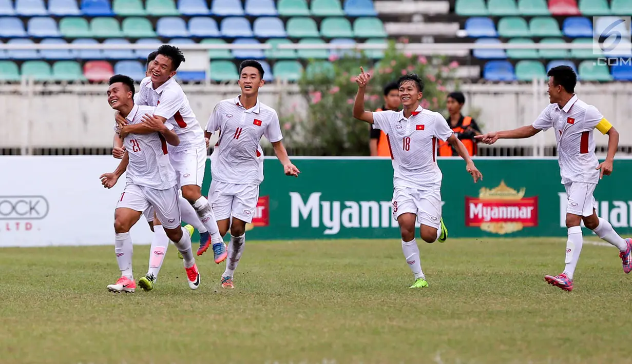 Pemain Vietnam melakukan selebrasi usai mencetak gol ke gawang Indonesia saat laga AFF U-18 di Stadion Thuwunna, Yangon, Senin (11/9). Vietnam berhasil menang atas Indonesia dengan skor 3-0. (Liputan6.com/Yoppy Renato)