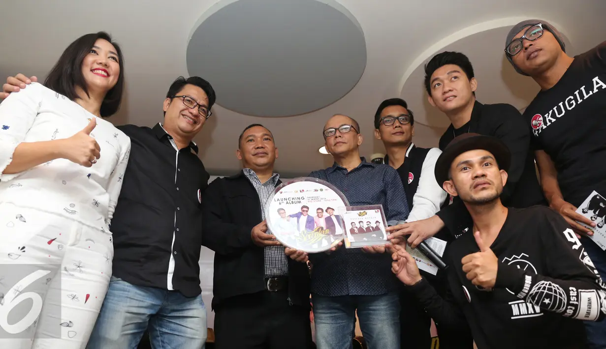 Peluncuran album ke 6 dari Seventeen bertajuk "Pantang Mundur" di kawasan Cikini, Jakarta, Kamis (31/3). (Liputan6.com/Herman Zakharia)