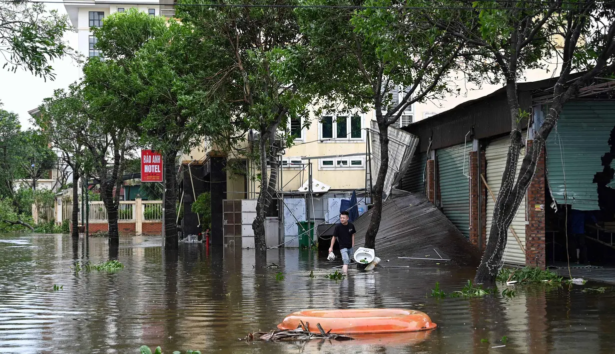 Beberapa ruas jalan di ibu kota Hanoi terendam banjir akibat hujan deras yang turun pada Selasa 26 Agustus 2025 pagi. (Nhac NGUYEN/AFP)