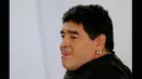 Dalam sebuah acara televisi The Zurda di Caracas, terlihat perubahan pada wajah Diego Armando Maradona. Foto diambil pada 1 Maret 2015. (REUTERS/Jorge Silva)