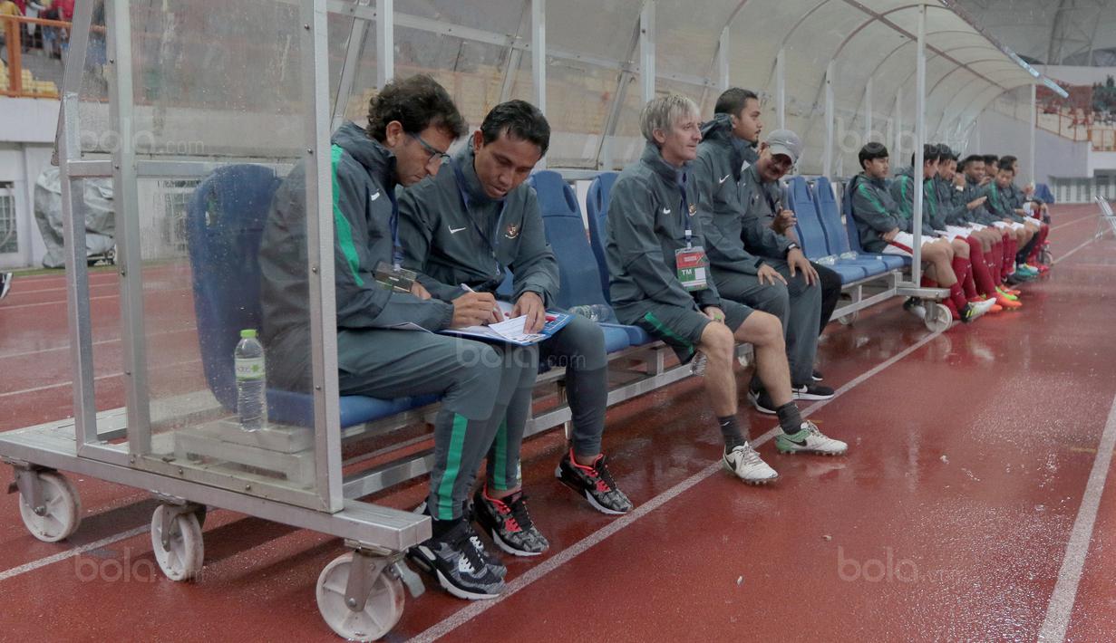 Pelatih Timnas Indonesia U-23,Luis Milla berdiskusi dengan asisten pelatih, Bima Sakti saat laga melawan Suriah U-23 di Stadion Wibawa Mukti, Bekasi, Rabu (16/11/2017). Indonesia kalah 2-3. (Bola.com/NIcklas Hanoatubun)
