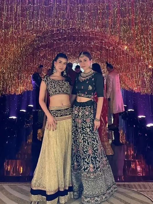 Busana ala Bollywood Wulan Guritno terdiri dari atasan crop top lengan 3/4, dipadukan rok panjang menutupi kaki yang indah memiliki aksen bordiran. [@christie]