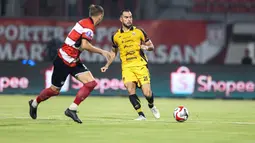 Aksi pemain Persija Jakarta, Jordi Amat (kanan) saat melawan Madura United pada lanjutan BRI Super League 2025/2026 di Stadion Gelora Ratu Pamelingan, Jumat (24/10/2025) malam WIB. (Bola.com/Abdul Aziz).