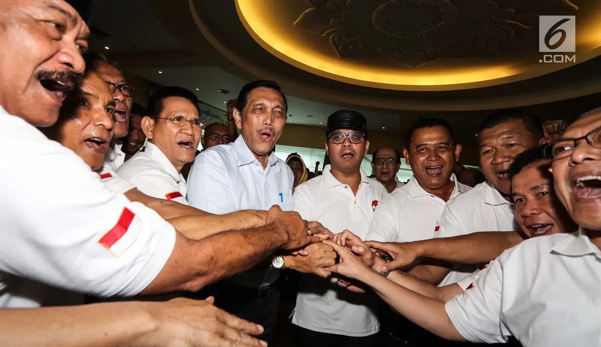 Jenderal purnawirawan Luhut Binsar Panjaitan, Ketua Tim Cakra19 Andi Widjajanto, dan para purnawirawan Jenderal TNI salam tos saat Deklarasi Dukungan Jokowi-Ma’ruf Amin sebagai Capres-Cawapres 2019 di Jakarta, Minggu (12/8). (Liputan6.com/Fery Pradolo)