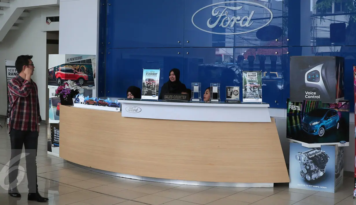 Aktivitas di salah satu dealer mobil Ford di Jakarta, Selasa (26/1). Ford memastikan para konsumen dapat tetap mengunjungi dealer Ford untuk layanan penjualan, servis, dan garansi hingga beberapa waktu ke depan di tahun ini. (Liputan6.com/Angga Yuniar)