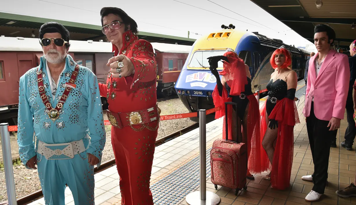 Sejumlah penggemar Elvis mengenakan kostum tiba di Central station untuk naik kereta ke The Parkes Elvis Festival, di Sydney (11/1). Mereka akan menuju kota Parkes, New South Wales untuk mengenang kehidupan Elvis Presley. (AFP Photo/Peter Parks)