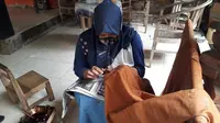 Pembuatan batik di Tingal Art di Dusun Tingal, Desa Wanurejo, Borobudur, Magelang, Jawa Tengah (Liputan6.com/Komarudin)
