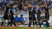 Para pemain Real Madrid merayakan keberhasilan menaklukkan Real Sociedad. Kemenangan ini membawa Madrid ke posisi dua klasemen, satu tingkat di bawah Barcelona. (Reuters/Vincent West)
