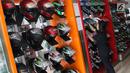 Sejumlah helm yang dijual di Jakarta, Senin (19/6). Banyaknya pemudik sepeda motor menyebabkan penjualan helm selalu meningkat dibanding hari biasa menjelang arus mudik. (Liputan.com/Immanuel Antonius)
