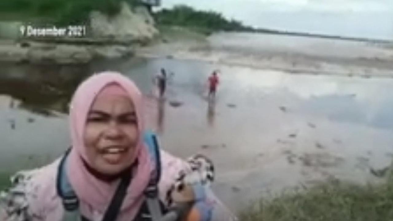 Emak-Emak Ngevlog Ombak Bono