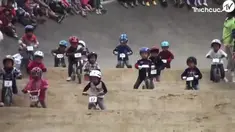 Aksi menggemaskan dari para bocah di Vietnam yang berlomba balap sepeda di lintasan sepeda jenis bmx dengan menggunakan sepeda tanpa digowes.