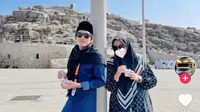 Momen Gus Iqdam dan Ning Nila berfoto di Tanah Suci, di sela pelaksanaan ibadah umrah. (Foto: Istimewa)