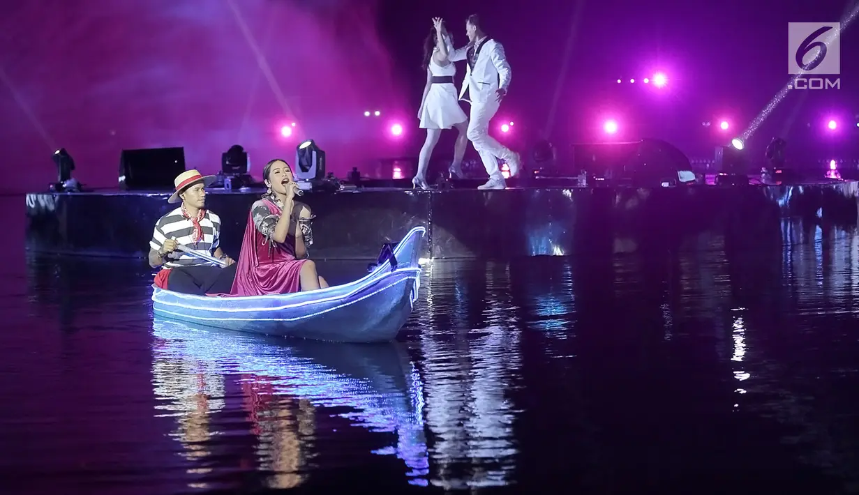 Maudy Ayunda menyanyi di atas perahu saat tampil dalam Grand Launch Vivo V15 Go Up di Taman Air Mancur Sri Baduga, Purwakarta, Jawa Barat, Selasa (5/3). Maudy mengaku senang bisa merasakan keunikan saat bernyanyi di atas perahu.(Fimela.com/Bambang E Ros)