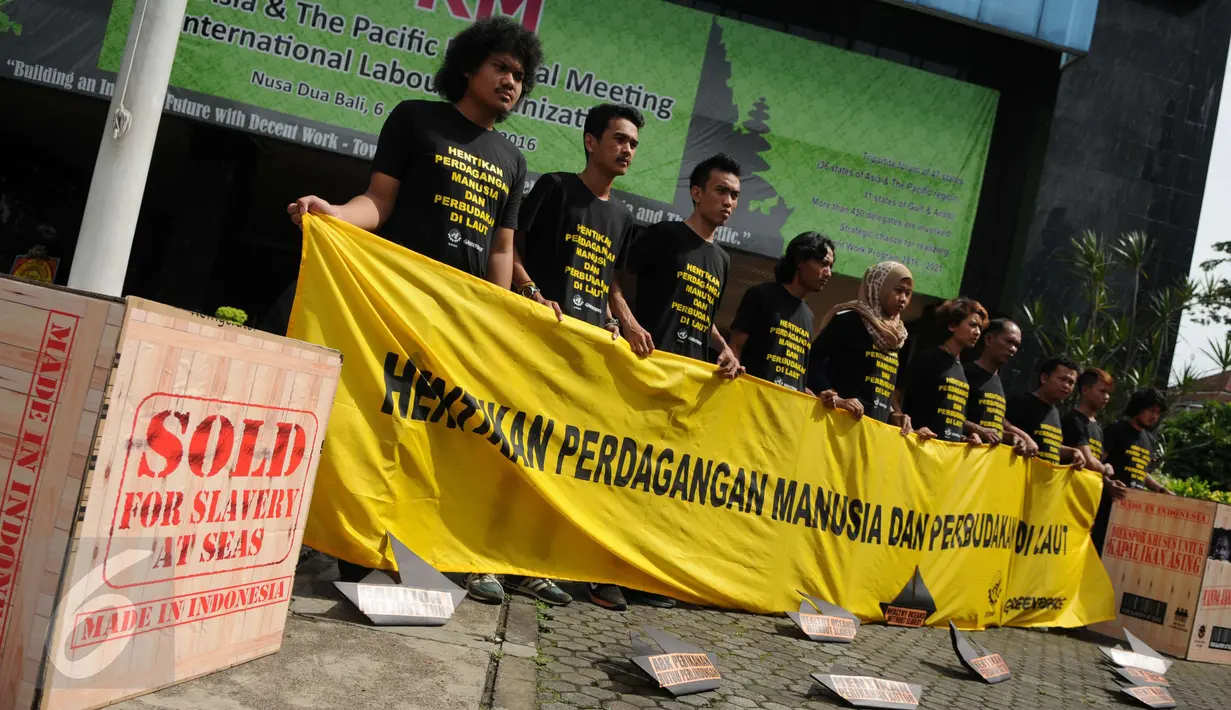 Sejumlah aktivis membentangkan spanduk saat menggelar aksi protes di depan Kemenaker, Jakarta, Jumat (9/12). Mereka mendesak Pemerintah untuk memperbaiki kebijakan penempatan buruh migran anak buah kapal asing di luar negeri. (Liputan6.com/Helmi Afandi)