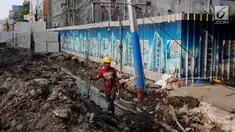 Pekerja membongkar saluran air (drainase) yang akan diperbaiki di jalan Hayam Wuruk, Jakarta Pusat, Selasa (20/11). Perbaikan dan pelebaran saluran air ini untuk mengantisipasi terjadinya banjir di kawasan tersebut saat hujan. (Liputan6.com/Johan Tallo)