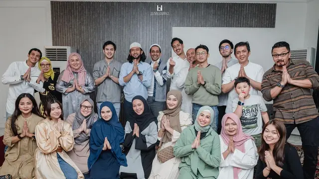 Syifa Hadju tampil memakai hijab ketika menggelar acara syukuran rumah baru (Foto: Instagram syifahadjureal/hargabro)
