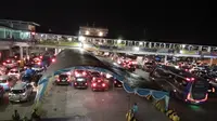 Puluhan Ribu Pemudik Padati Pelabuhan Merak Malam Ini