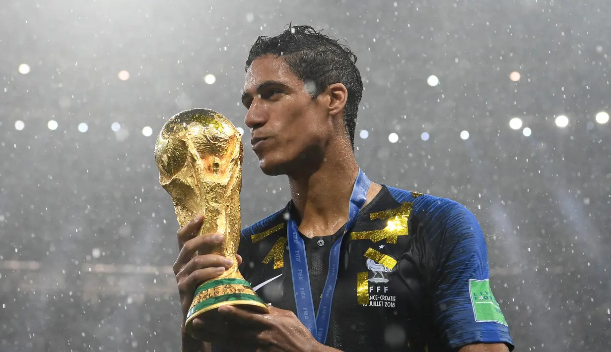 Bek Prancis, Raphael Varane memegang trofi Piala Dunia usai menundukkan Kroasia dalam laga final di Stadion Luzhniki, Moskow, Rusia, 15 Juli 2018. Raphael Varane masuk dalam kandidat pemain terbaik FIFA 2018. (AFP FOTO/FRANCK FIFE)