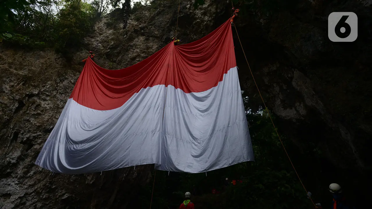 Bendera Raksasa Dikibarkan di Tebing Kutalingkung