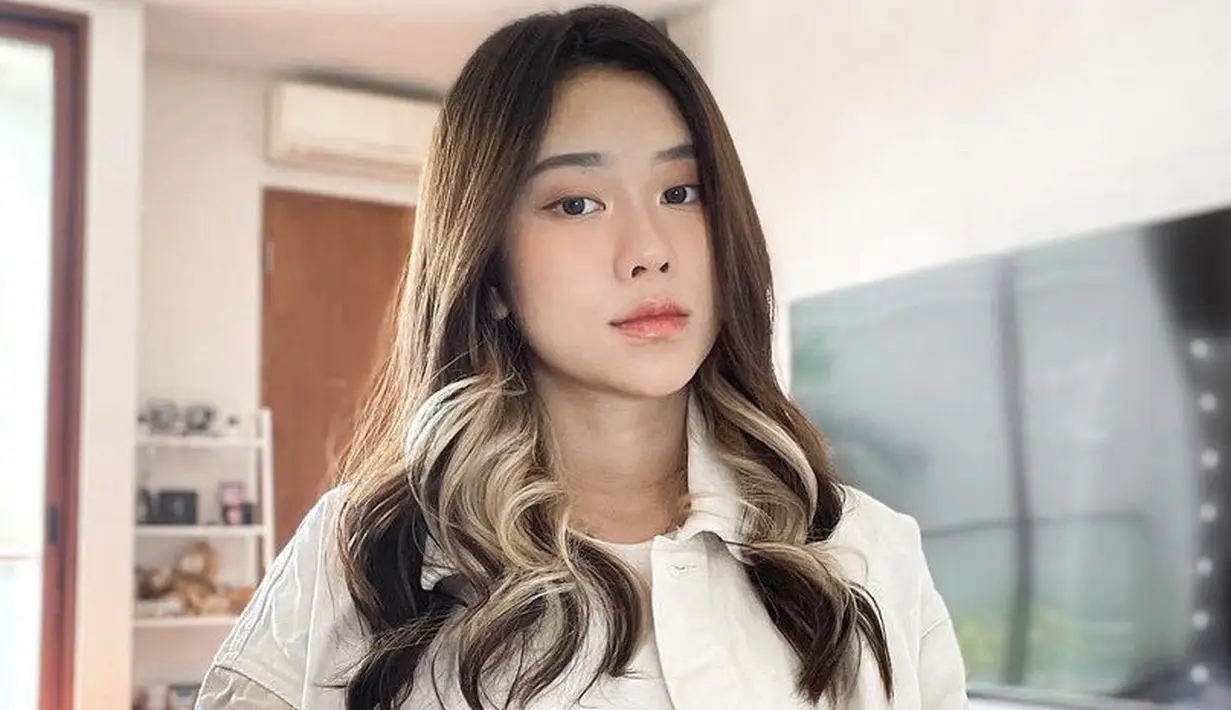 Selebgram ini juga mengenakan riasan wajah bernuasa peach dari eyeshadow, blushon, hingga lipgloss. Dengan gaya rambut warna highlight. (@jessicajane99)