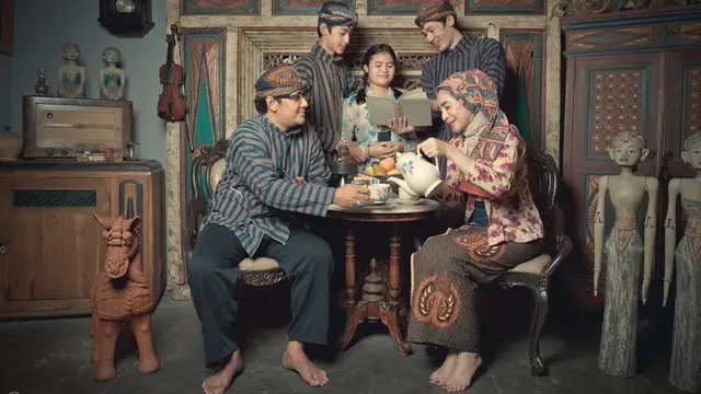 6 Potret Keluarga Andre Taulany Pakai Busana Tradisional Jawa, Curi Perhatian