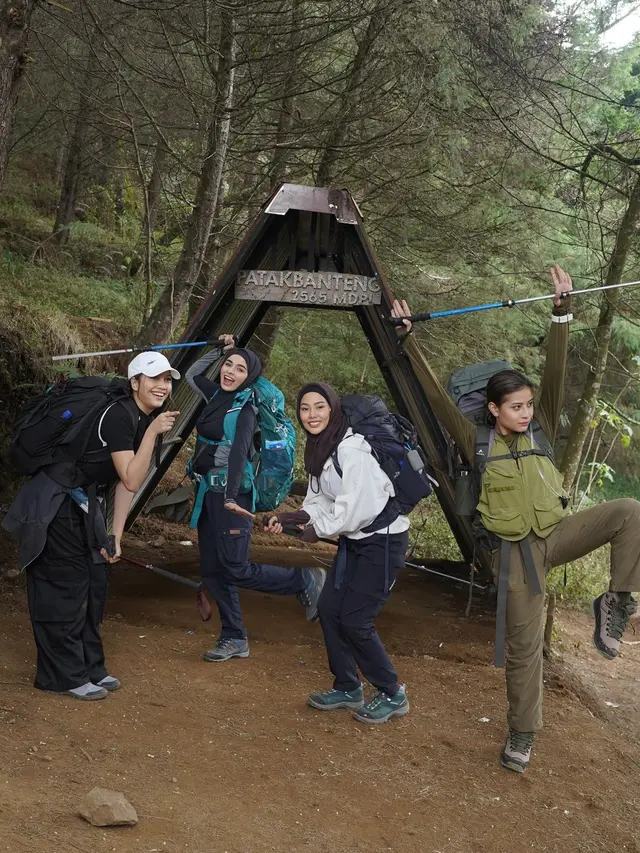 7 Potret Seru Dara Arafah Bareng Awkarin Naik Gunung Prau Ini Menantang