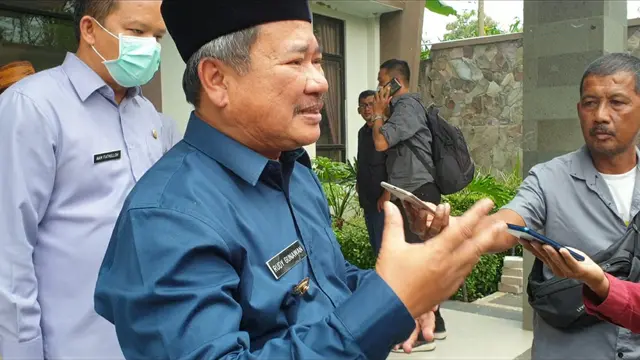 Bupati Garut Rudy Gunawan memberikan keterangan di depan wartawan mengenai kesiapan pemda Garut melepas dan menyambut jemaah haji asal Garut pada musim haji 2022. (Liputan6.com/Jayadi Supriadin)