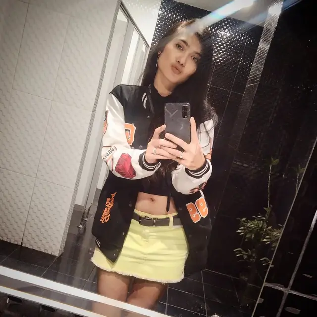 [Fimela] Potret terbaru Revi Mariska