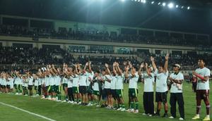 Para pemain dan ofisial dari PSS Sleman merayakan keberhasilan promosi dari Pegadaian Championship 2025/2026 bersama para fans di Stadion Maguwoharjo, Sleman, Minggu (3/5/2026). (Dok. PSS)