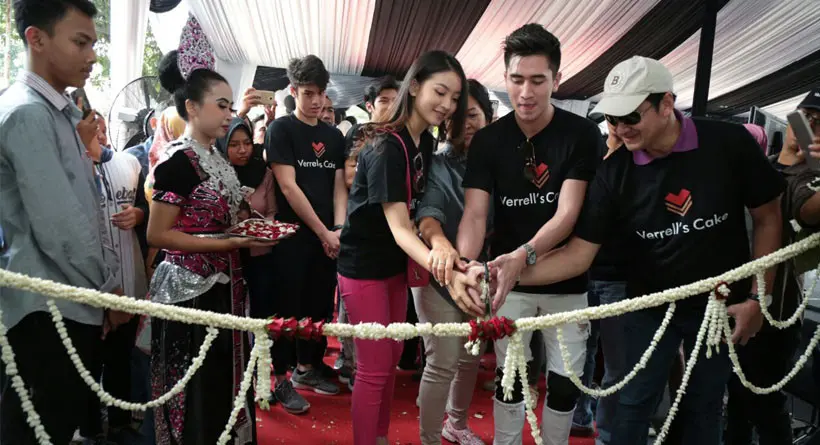 Ditemani sang ayah, Ivan Fadilla dan Natasha Wilona, Verrell Bramasta membuka toko kuenya bernama Verrell's Cake di Bogor. (istimewa)