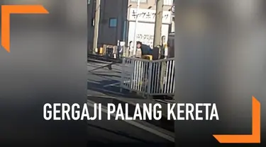 Seorang pria nekat terobos perlintasan kereta dengan menggergaji palang yang sudah menutupi jalan. Pria tersebut berhasil diamankan polisi.