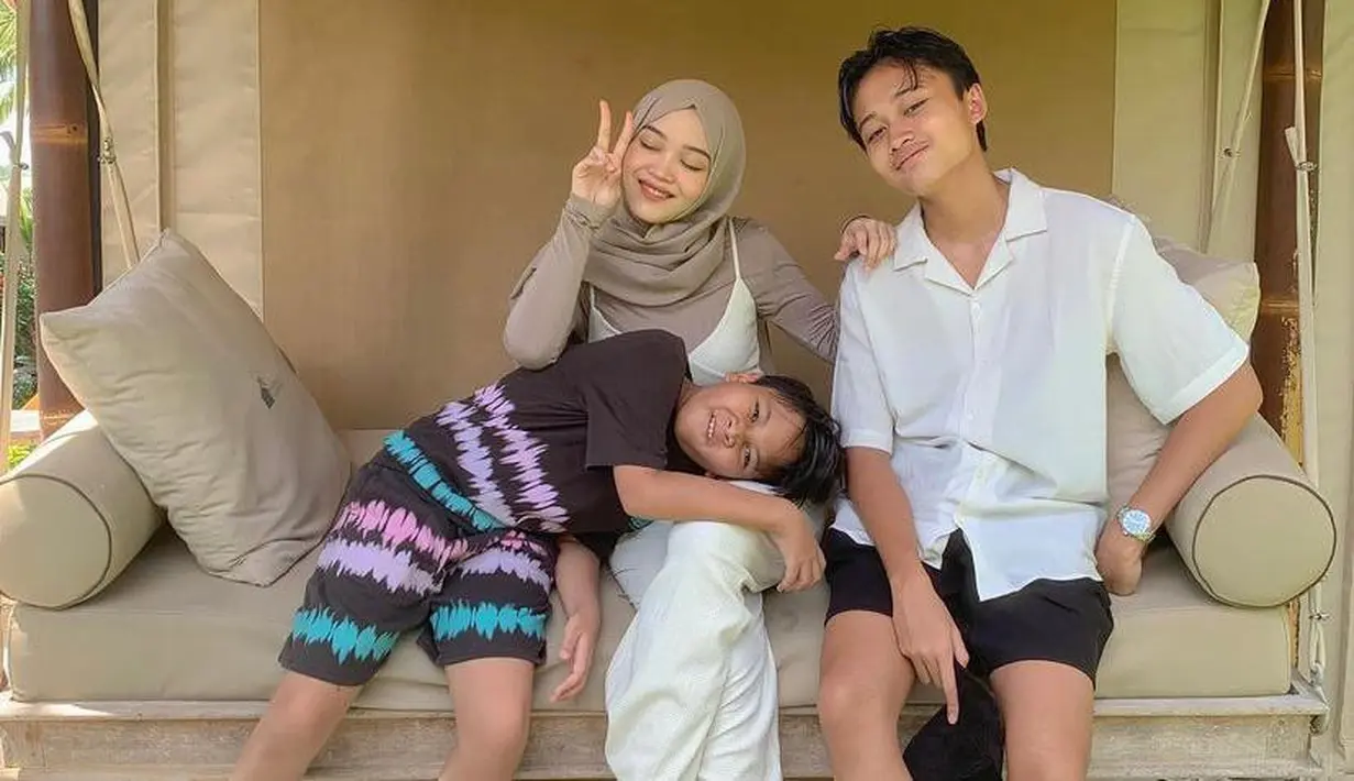 3. Selain aktivitas liburannya di Bali bersama Njan dan Ferdi, penampilan Putri Delina tak luput dari perhatian. (Instagram/putridelinaa).