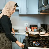 Makanan yang dihangatkan dapat menghemat waktu, tenaga, dan juga mengurangi limbah makanan. (Foto: Pexels/RDNE Stock project)