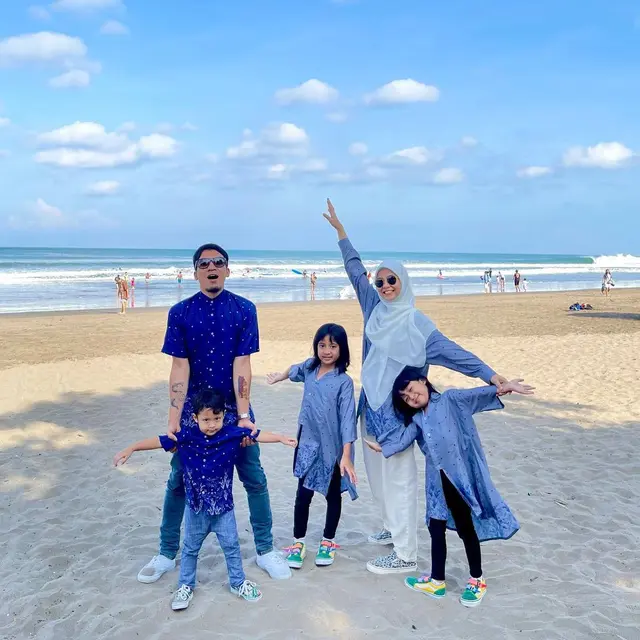 Momen lebaran Desta dan Natasha Rizky. (Foto: Instagram/desta80s)