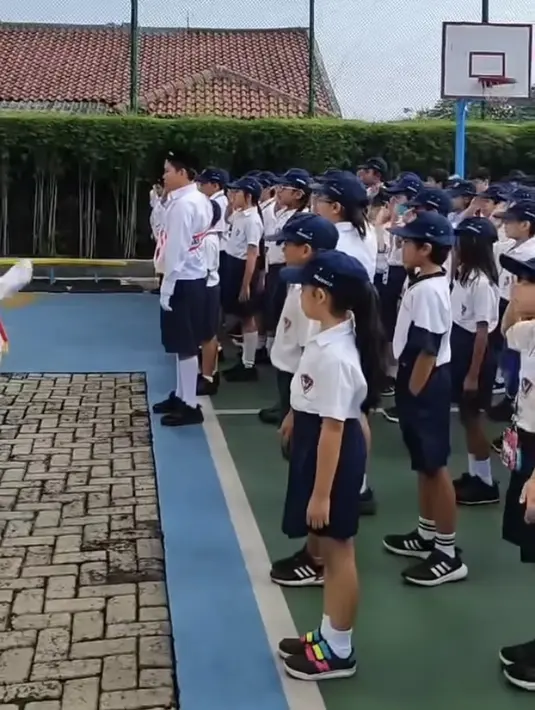 Bilqis pun didapuk menjadi seorang dirigen yang memandu paduan suara saat upacara berlangsung. Tampak ia pun memimpin paduan suara dengan gerakan tangannya. [@ayutingting92]