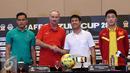 Pelatih Indonesia, Alfred Riedl (kedua kiri) bersalaman dengan pelatih Vietnam, Nguyen Huu Thang usai memberi keterangan jelang laga semifinal leg pertama Piala AFF 2016 di Bogor, Jumat (2/12). (Liputan6.com/Helmi Fithriansyah)