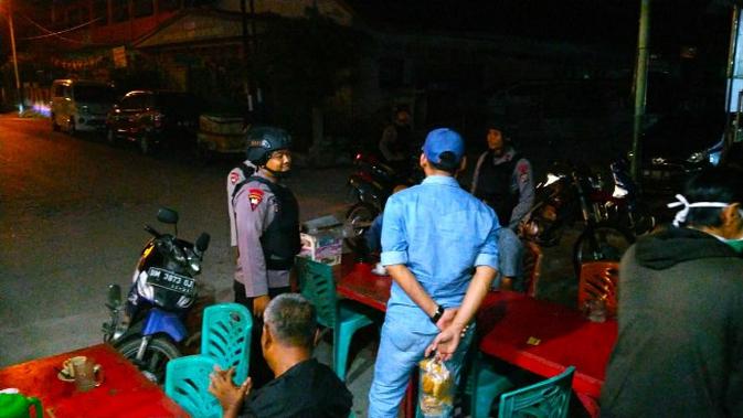 Polisi mendatangi cafe tempat warga berkerumun sebagai upaya pencegahan virus corona. (Liputan6.com/M Syukur)