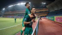 Penyerang Persebaya, Jose Teixeira merayakan gol pertama timnya bersama Taisei Marukawa saat melawan Persikabo 1973 dalam laga pekan kedua BRI Liga 1 2021/2022 di Stadion Wibawa Mukti, Cikarang, Sabtu (11/09/2021) WIB. (Foto: Bola.com/Bagaskara Lazuardi)